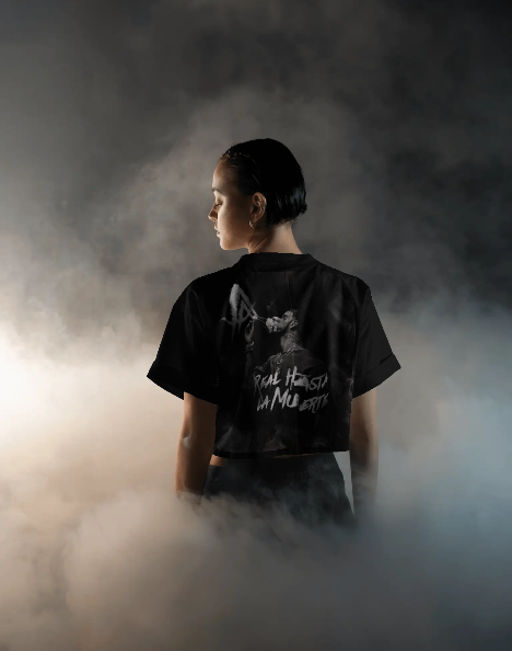 Oversize Poster3 Negro Espalda Mujer