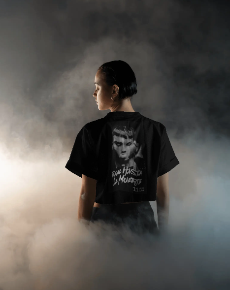 Oversize Poster4 Negro Espalda Mujer