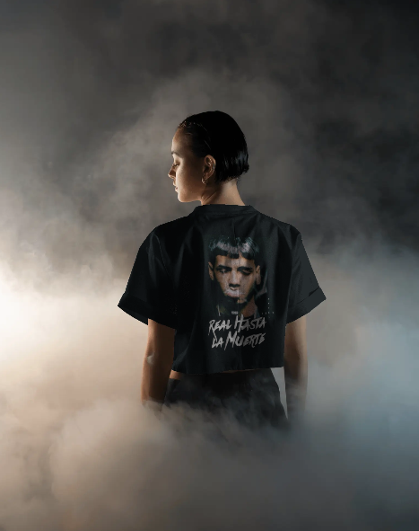 Oversize Poster5 Negro Espalda Mujer